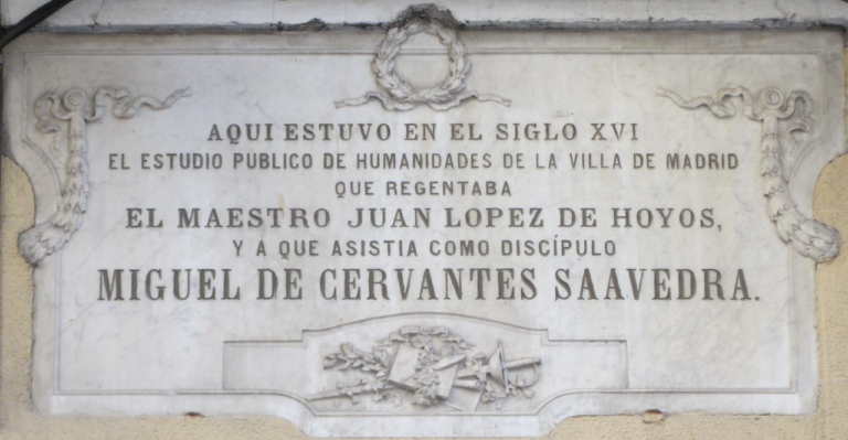 Lápida conmemorativa de los estudios de Miguel de Cervantes en la calle de la Villa (Madrid).