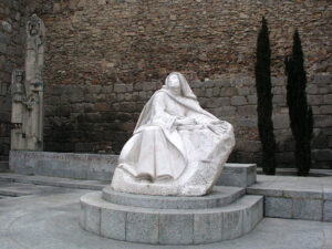 Estatua de santa Teresa de Jesús al lado de la Puerta del Alcázar de la muralla de Ávila.
