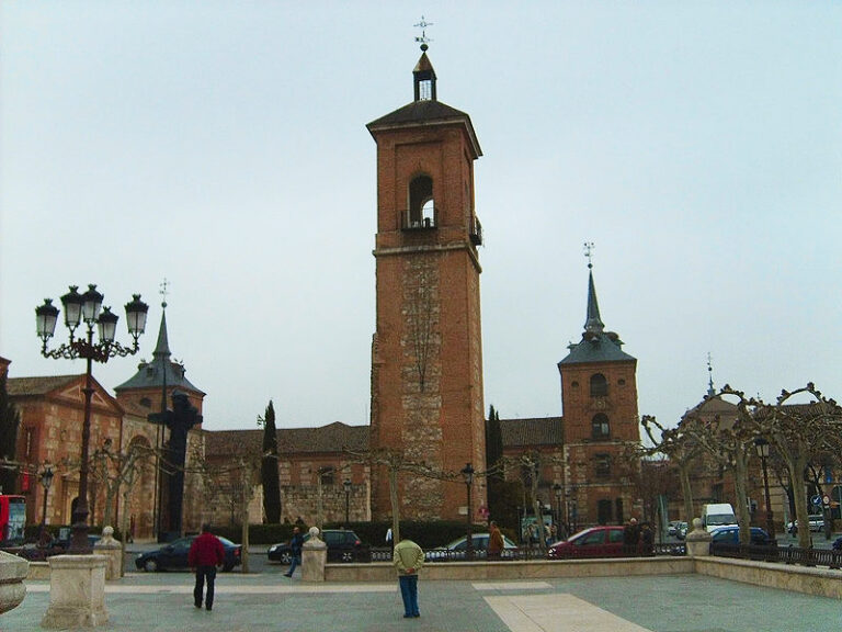Torre de la iglesia de Santa María la Mayor de Alcalá de Henares, donde bautizaron a Miguel de Cervantes. Resultó destruida en un incendio durante la guerra civil española.