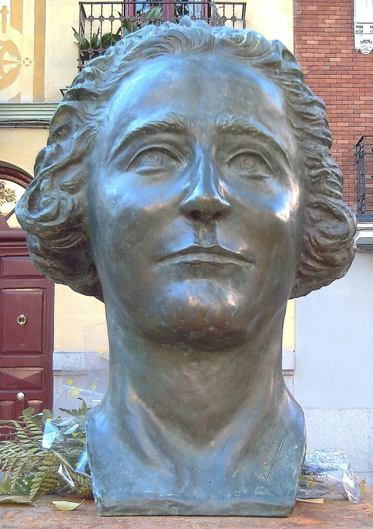 Busto de Clara Campoamor en las inmediaciones del Centro Conde Duque de Madrid, obra de Lucas Alcalde.