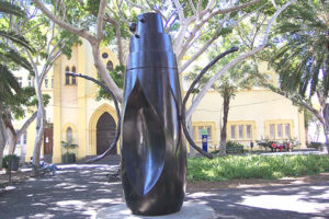 Mujer botella situada en el Parque Cultural Viera y Clavijo de Santa Cruz de Tenerife. El 28 de enero de 2002 es declarada bien de interés cultural con la categoría de bien mueble.