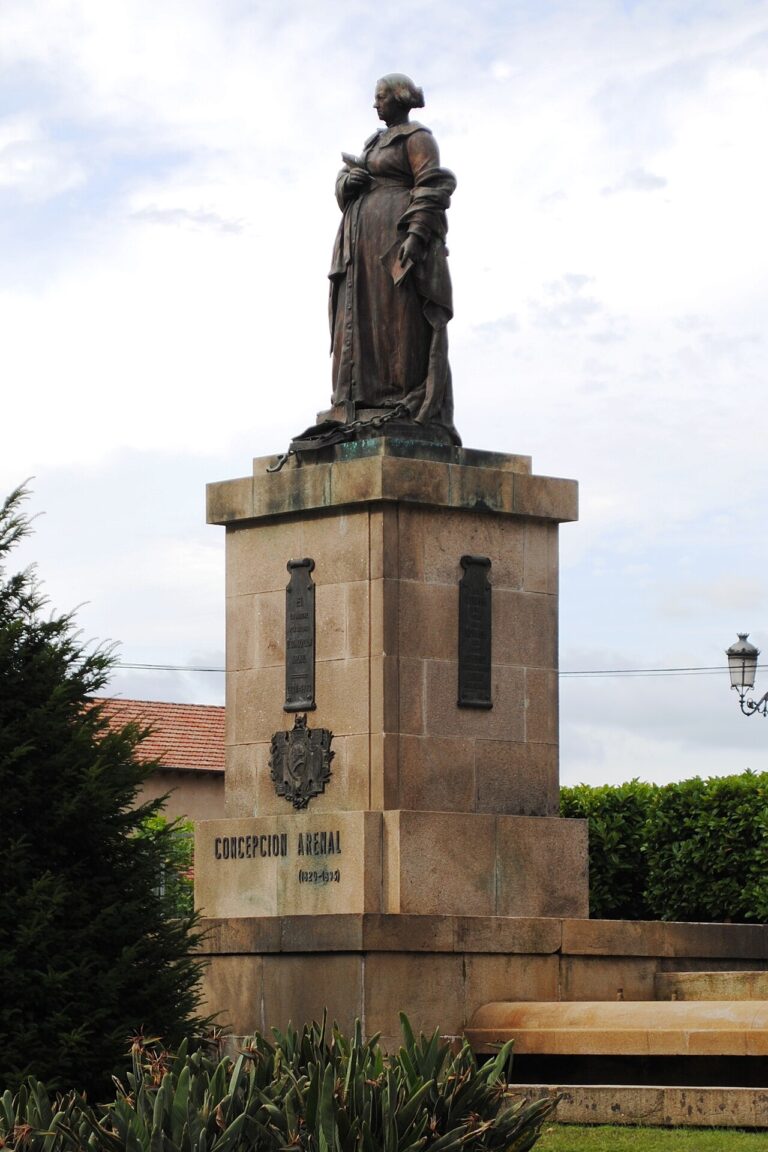 Monumento a Concepción Arenal (1898), obra del escultor Aniceto Marinas, en Orense.