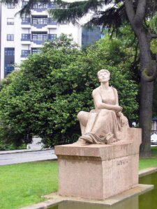 Estatua de Rosalía en la plaza de Galicia, en Oporto