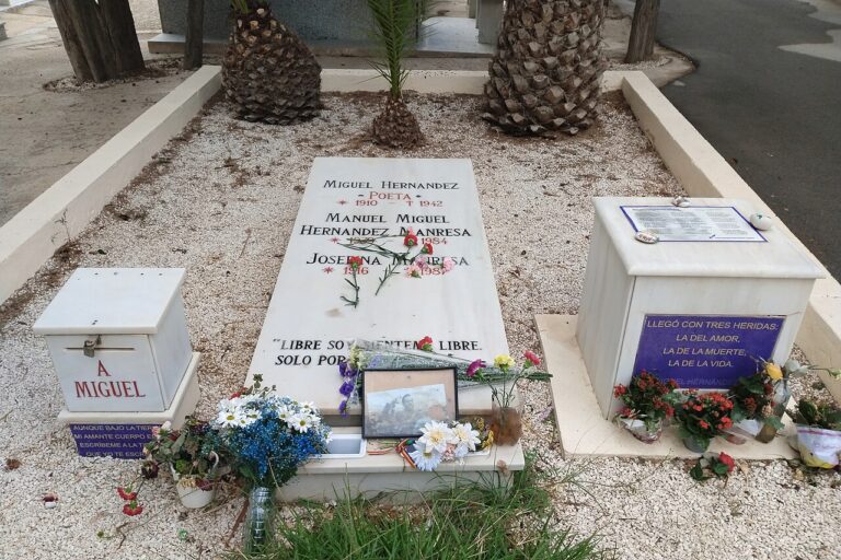 Tumba de Miguel Hernández en el cementerio de Alicante, España