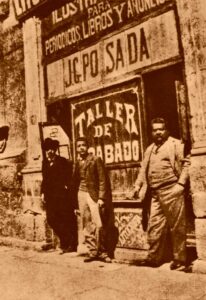José Guadalupe Posada a la puerta de su taller, hacia 1900