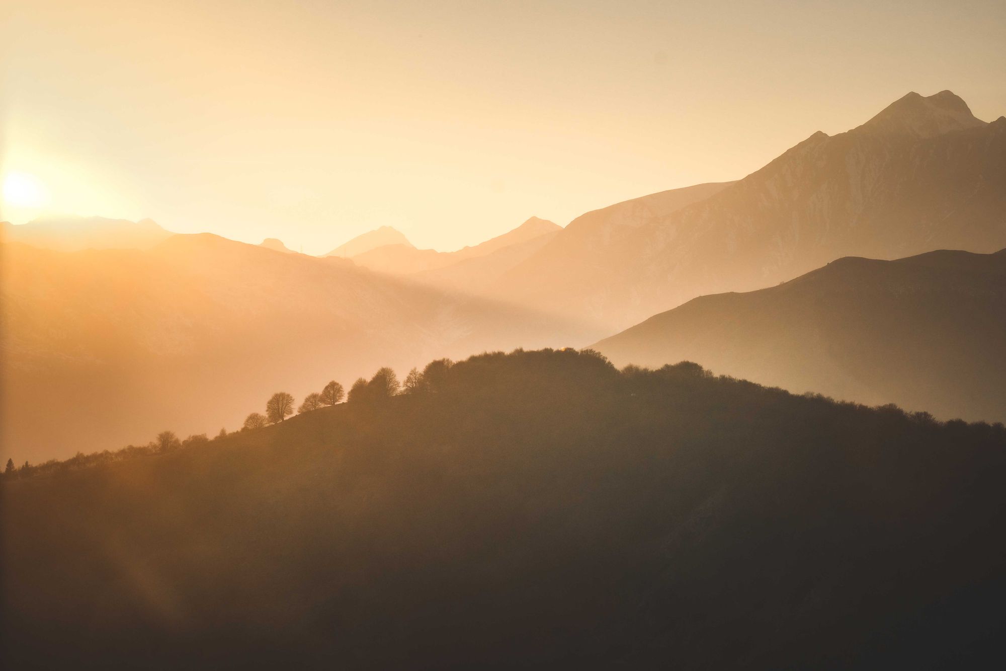 Atardecer dorado sobre las montañas