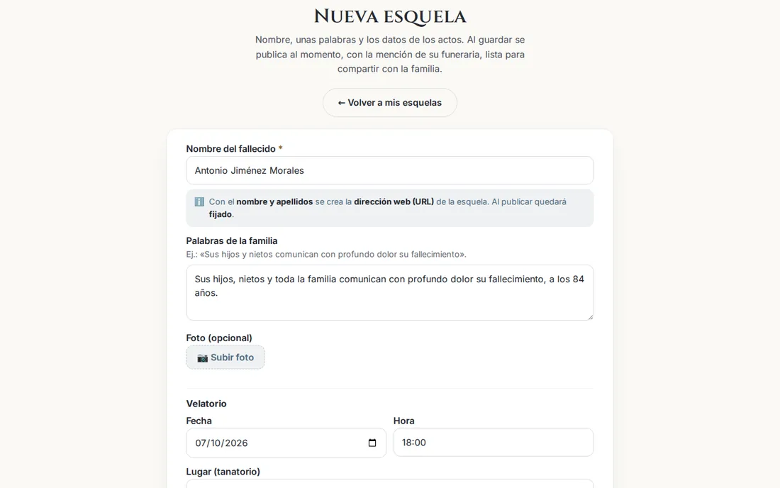 Formulario de esquela nueva del panel, lleno, en la computadora